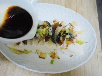 step3: 3.皮蛋去殼切塊，擺於步驟2上，再隨意灑上柴魚片/蔥花/
並淋上事先拌勻的<span class="group_2">調味</span>即完成