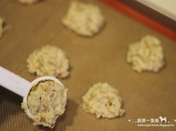 step5: 以湯匙挖出等份的小球，放在鋪有烘焙紙的烤盤上，球與球的間隔約3公分。