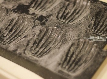 step7: <span class="group_1">馬德蓮</span>塗抹烤盤用的奶油少許，放置室溫回軟後塗抹在烤盤裡，平均灑上麵粉使其黏附，再輕拍烤盤底部倒出多餘麵粉。