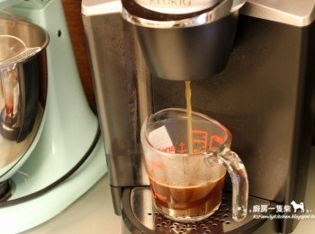step1: 利用咖啡機或即溶咖啡粉泡出250ml的咖啡。(建議泡得比平常習慣的口味再濃一些)