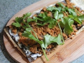 step1: 生豆包攤開, 放上海苔, 在海苔上抹少許的美乃滋後, 鋪上肉鬆與香菜