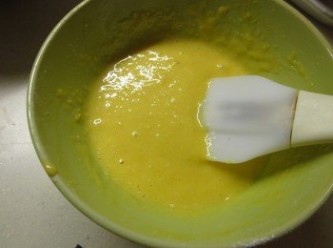 step3: 將蛋白.蛋黃分開.蛋黃和1大匙的糖混合均勻至淡黃色,加沙拉油和豆漿拌勻,再加低筋麵粉拌勻.