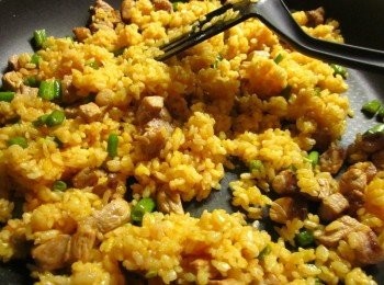 step5: 飯煮熟加3.和蕃茄醬.鬱金香粉一同拌炒再加塩調味備用