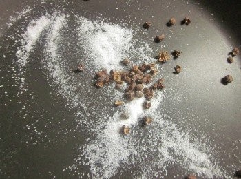 step2: 鍋中不放油乾炒花椒粒和塩,炒到花椒香味出來即為花椒塩,關火備用