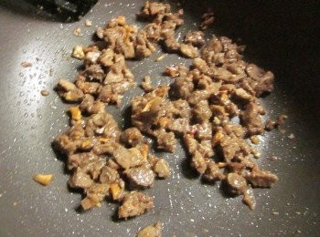 step3: 炒鍋加油用小火炒油葱酥到微黃色再加入絞肉,續加黑胡椒粉炒勻,最後淋一大匙的味全淬釀醬油露炒香,將肉燥平均鋪在鍋底備用