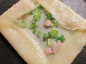 step5: 灑上培根末.葱花及胡椒塩,再將四邊往內折