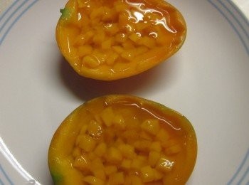 step7: 將果肉放回芒果杯再倒入作法6.的果凍液.冰冰箱放至凝固,可讓小朋友直接拿芒果杯吃或切成片也很有趣