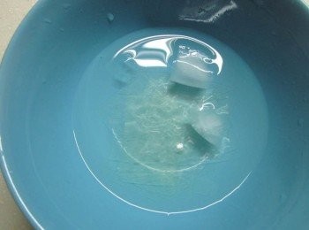 step2: 吉利丁片剪數段放在冰水泡軟