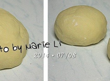 step4: 經過了麵包機半個小時甩打的麵糰
取出來的時候竟然是溫熱的
我沒有醒麵，
就直接一分為二進入包餡程序了‧‧‧