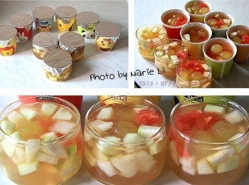 step5: 一包茶凍粉調成液態，加上新鮮水果之後
我共做出了滿滿九杯的份量
待涼後為杯子蓋上保鮮膜或以錫箔紙做出杯蓋
送進冰箱冷藏一個小時以上
冰冰涼涼的《鮮果茶凍》就這麼樣輕輕鬆鬆地完成囉！