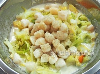 step2: 韓國煎餅粉加水開成糊狀，加入蔬菜和帶子仔，下鹽，胡椒粉調味