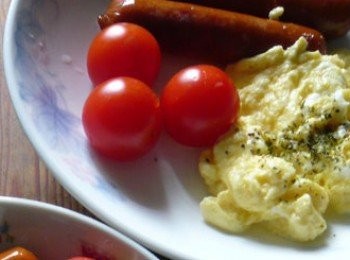 step3: 棉花滑蛋先打蛋用筷子大力發勻(亦可加少許奶一起發)須將平底鑊燒紅略放多點油入獲須快手不停番動立即關火否則會過熟