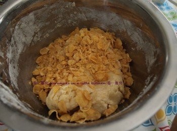 step6: 預熱焗爐180度, 玉米片隨個人喜好多少份量,手揑玉米片成小塊