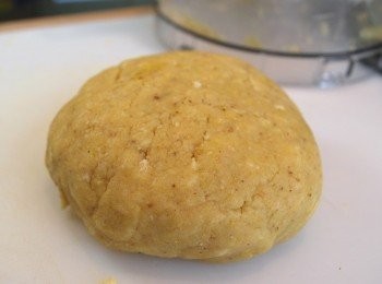 step6: 將奶油粉團輕壓塑型成一圓扁狀，裹上保鮮膜，冷藏1個小時