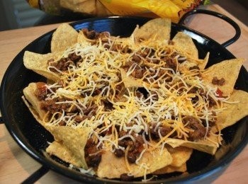 step6: 組合：取一可進烤箱的鐵鍋或烤皿鋪上玉米脆片，淋上<span class="group_2">辣肉醬</span>，撒上起司絲（也可依喜好重複兩至三層）