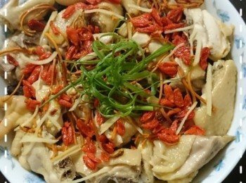 step6: 5.水滾後轉中火蒸15分鐘，最後3分鐘放上蔥花即可。