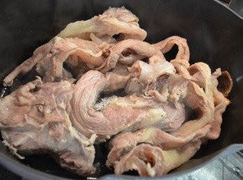 step4: 鍋中加少許油燒熱，放入所有香料稍微炒香後，加入已汆燙過的牛腩、牛筋肉和牛骨略炒一下。