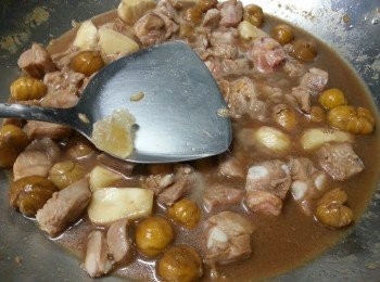 step5: 落2湯匙蠔油,加入適量水炒勻,加一粒冰糖大火煮滾,轉小火炆20分鐘(中途炒一炒,留意水份)