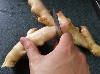 step1: 子薑洗淨,用小刀刮去表皮