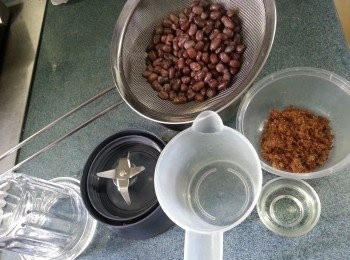step3: 用攪拌機將紅豆.糖.菜油.加水攪拌成蓉.