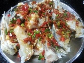 step8: 將紅椒料倒上魚頭上即可