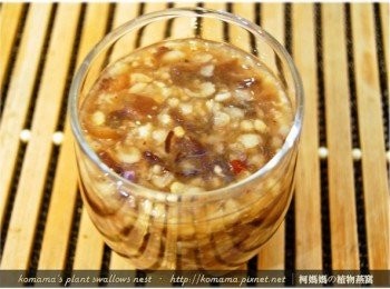 step4: 取一玻璃杯，倒入冰涼的桂圓木耳粥至2/3滿。