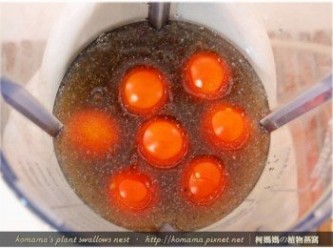 step3: 再把小番茄用清水洗淨後，一同放入果汁機中。
