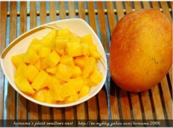 step6: 將愛文芒果去皮後，同樣也分切成適當大小的芒果丁。