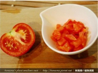 step3: 將牛番茄徹底洗淨，去除汁液後，再分切成長寬約1公分的大小。