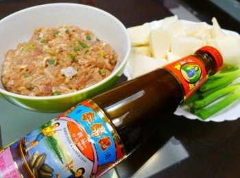 step1: 筍子滾刀切塊，青蔥切段，雞絞肉以醬油、李錦記舊庄特級蠔油、糖、米酒、太白粉、蔥珠攪拌備用。