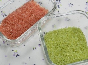 step1: 彩色米是用天然的染料上色，大家不用怕吃入不明的添加物，也因為是用天然的染料，所以顏色比較自然喔!!!米加水泡10分鐘後，再入電鍋蒸熟，蒸熟後悶十分鐘，會比較定色喔