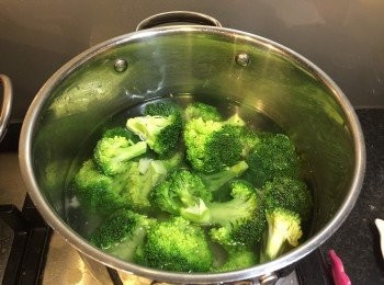 step3: 西蘭花及椰菜花沖水，並切成小塊，滾水中加鹽同糖，灼大約3-4分鐘至半熟。