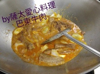 step4: 倒入500ml煮過牛肉的湯，拌均，中火燜15分鐘，至稠身(要經常撹動，以防痴底)。再加入50ml椰醬，拌匀上碟。