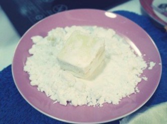 step4: 把豆腐均勻沾上片栗粉~也可以用太白粉^^