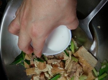 step14: 最後用2茶匙生粉加少許食用水埋個生粉茨炒勻即可