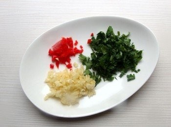 step2: 蒜頭及辣椒,香菜或巴西里都切末。