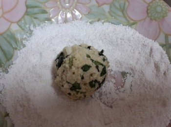 step4: 將<span class="group_1">食材</span>捏成小球沾地瓜粉後準備入鍋油炸