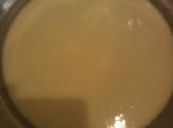 step3: 將蛋奶混合物加入麵糊裡攪拌均勻，再把融化好的黃油倒進麵糊裡，攪拌好就過篩麵糊，使其無顆粒