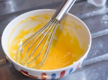 step8: <span class="group_2">酸忌廉檸檬內餡</span>取出大約 1 – 2 湯匙份量的混合物加入預先分好的蛋黃立即攪勻（混合物不要直接倒在蛋黃上面，因為這樣較容易把蛋黃弄熟，要先把混合物放於碗邊再開始跟蛋黃混合）
