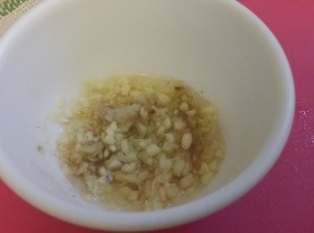 step4: 燒熱油，將滾油倒入已調味蒜溶中(蒜溶調味料：
1/糖1茶匙2/鹽半茶匙3/胡椒粉 少許4/油2湯匙)，輕輕搞拌，再將蒜溶油倒在土魷翠玉瓜上