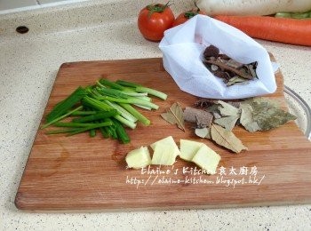 step1: 蔥洗淨切段 , 滷水料放入魚袋內扎緊 , 薑切片