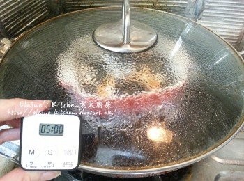 step6: 放入鑊中隔水用慢火蓋上蓋蒸5分鐘 , 期間將雞蛋黃拌勻成蛋液