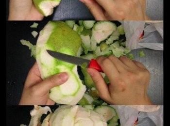 step1: 柚子皮的事先處理
柚子皮先刨去黃色或綠色的外皮，只留白色部份