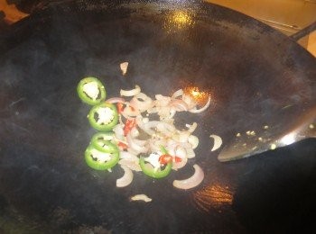 step4: 捞出大虾沥油，锅内留少许底油，中高火下蒜蓉、葱頭和辣椒末爆香