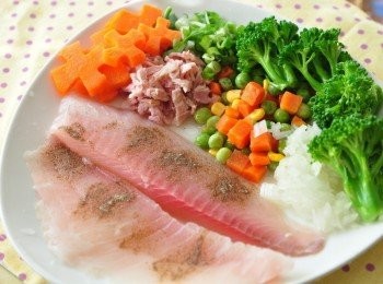 step1: 備料如圖~先將青花筍與紅蘿蔔花川燙備用，魚片灑上原味胡椒鹽及香油等<span class="group_2">醃料</span>稍稍醃漬