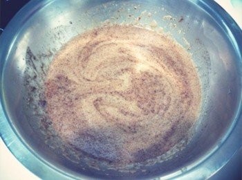 step5: 在打發泡的蛋中倒入巧克力糊~~ 並且快速的攪拌均勻!!!