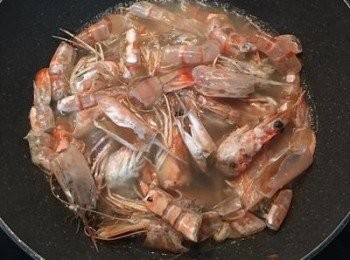 step4: 接著放入水、米酒、黑胡椒粉和鰹魚粉燒滾，熬出蝦味。