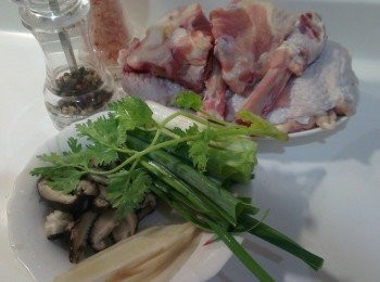 step1: 主要<span class="group_1">食材</span>:將雞肉去骨洗淨瀝乾，乾香菇先泡水軟化切片，再切幾片薑，青蔥洗淨，香菜洗淨瀝乾