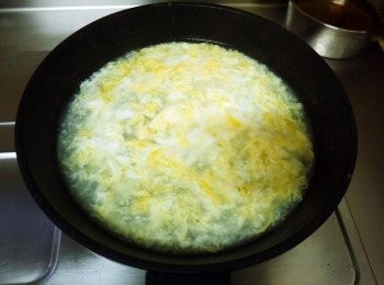 step8: 打入蛋，煮成滑蛋狀