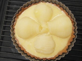 step10: 待派皮冷卻後鋪上適量杏仁餡及切成片狀沒分開的洋梨，放入預熱180度烤箱烤20分鐘後以170度續烤15分鐘即完成 ♡